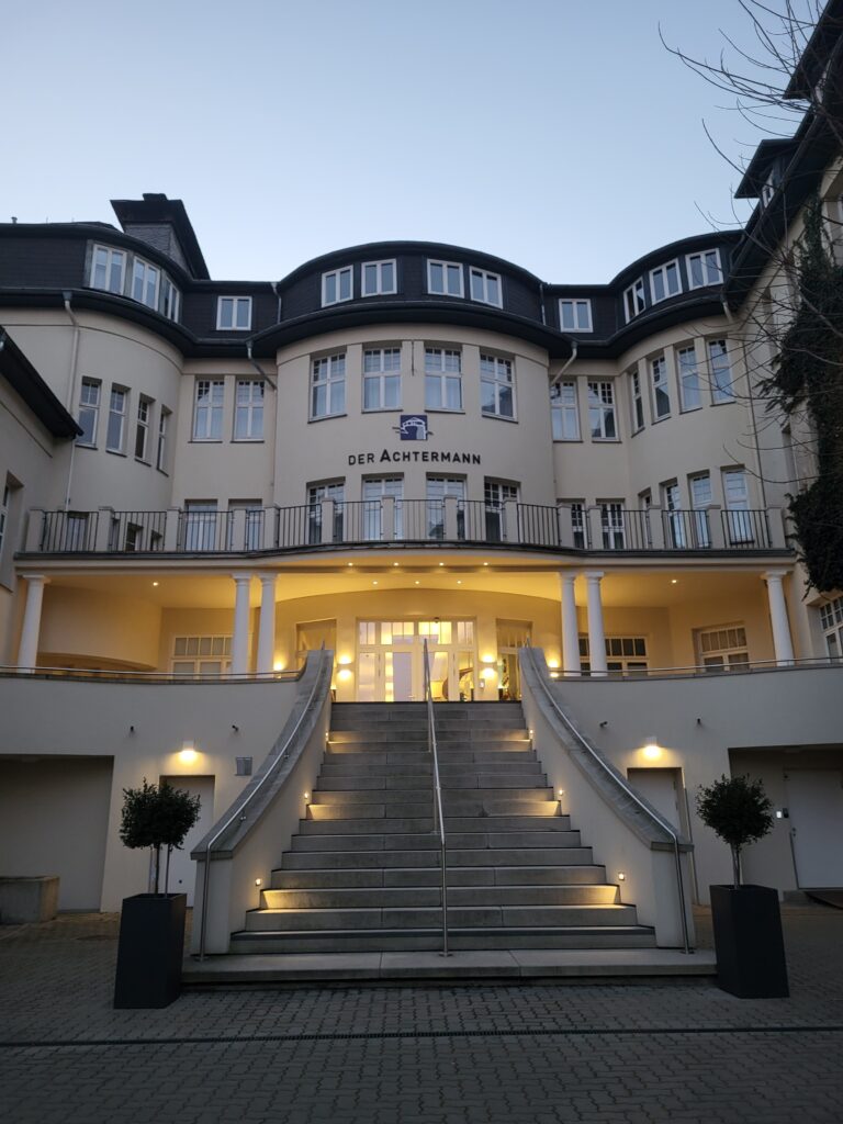 Beleuchteter Eingang zum Achtermann