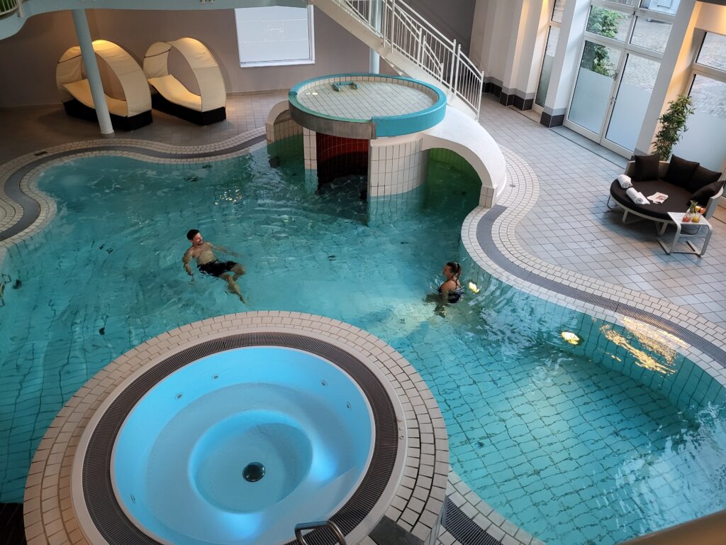 Aufnahme des Poolbereichs von oben