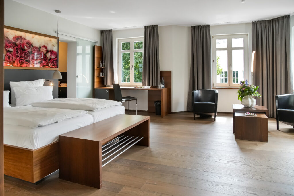 Doppelbettzimmer mit Sitzgelegenheiten und Schreibtisch