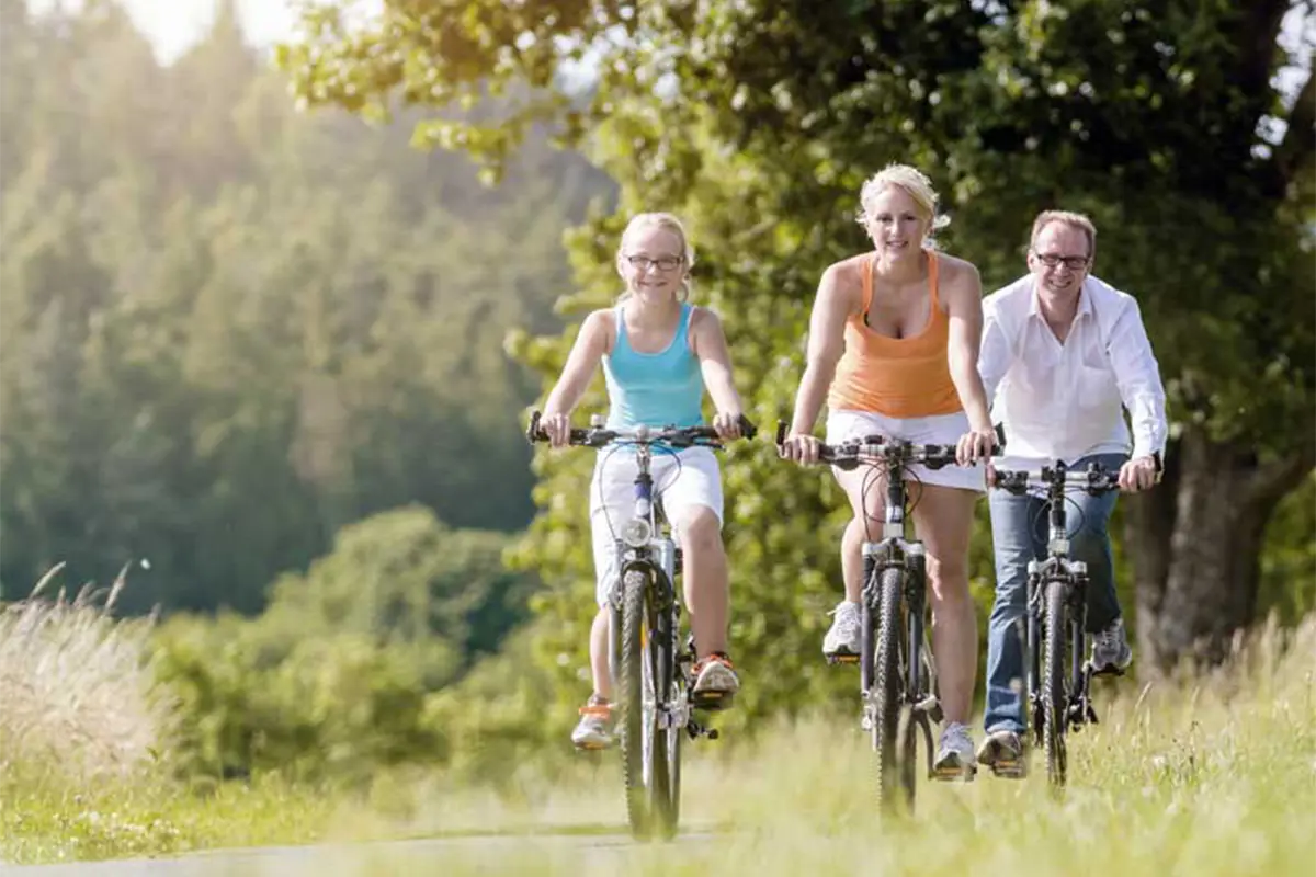 Familie macht eine Radtour