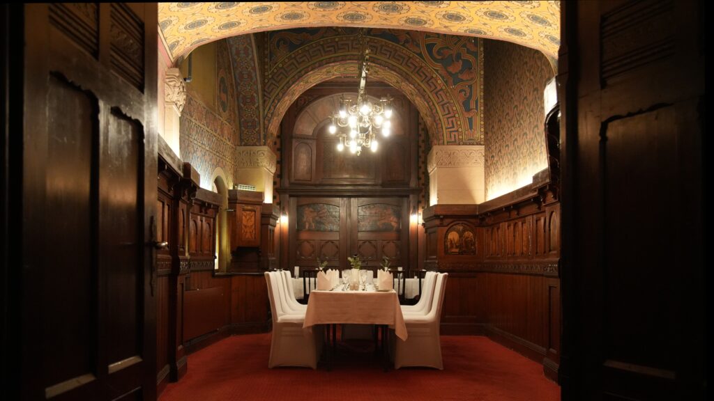 Blick auf einen gedeckten Tisch im Festsaal