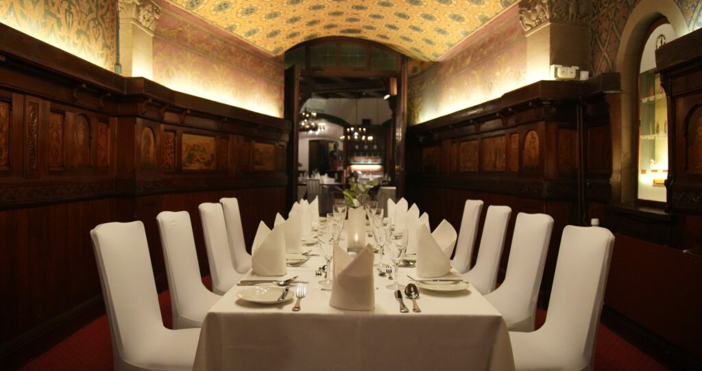 Gedeckter Tisch im Festsaal
