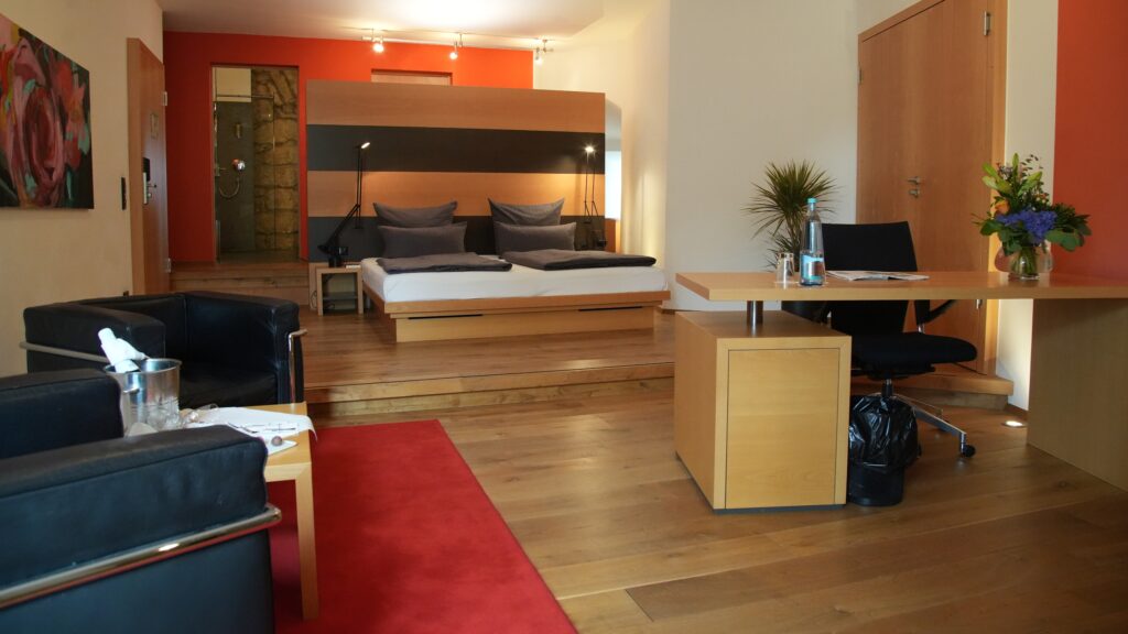Doppelbett in suite mit Schreibtisch und Sesseln