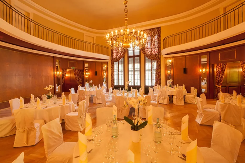 Turmsaal mit Bankett