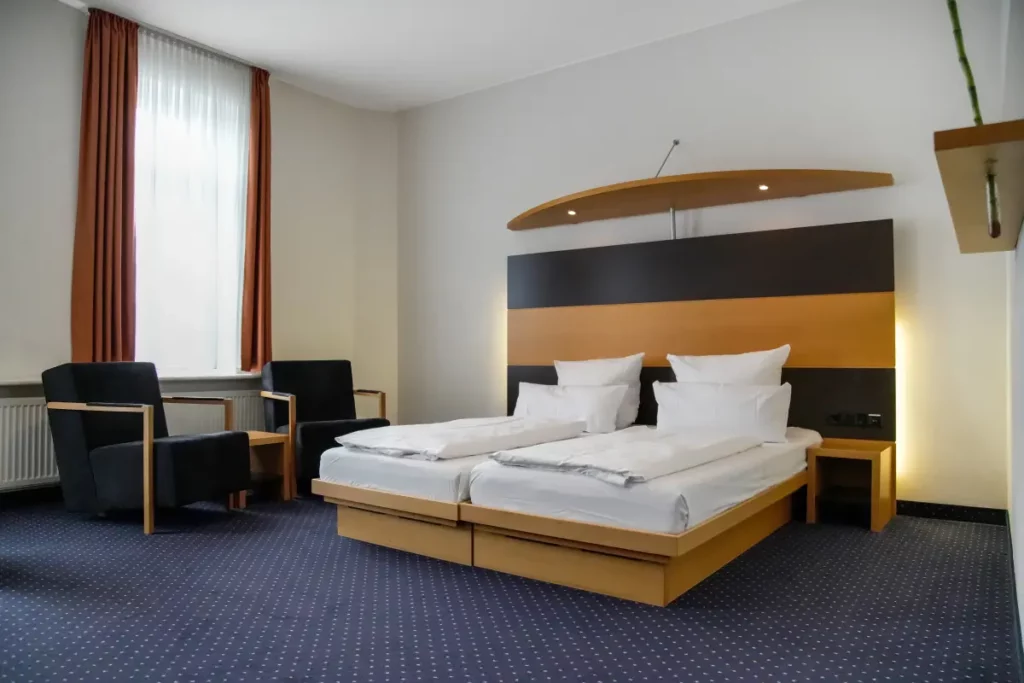 Doppelbett mit Holzverkleidung und blauem Teppichboden