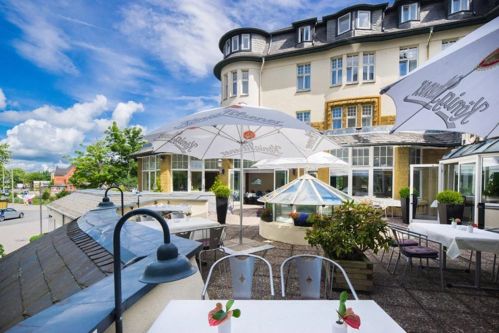 Terrasse mit Sitzplätzen