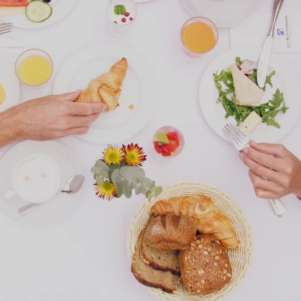 Tisch fürs Frühstück gedeckt