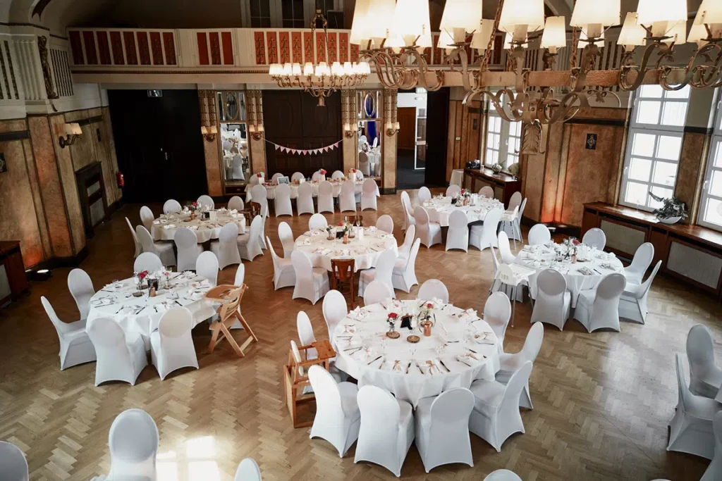 Saal für eine Hochzeit dekoriert