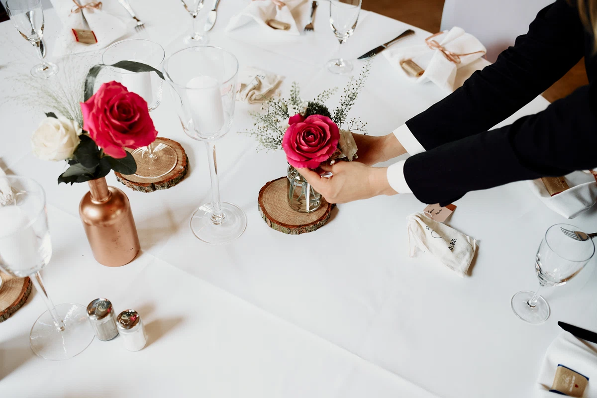 Gedeckter Tisch in weiß mit Rosen