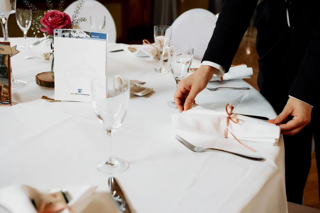 Weiß eingedeckte Tische in traditionellem Restaurant