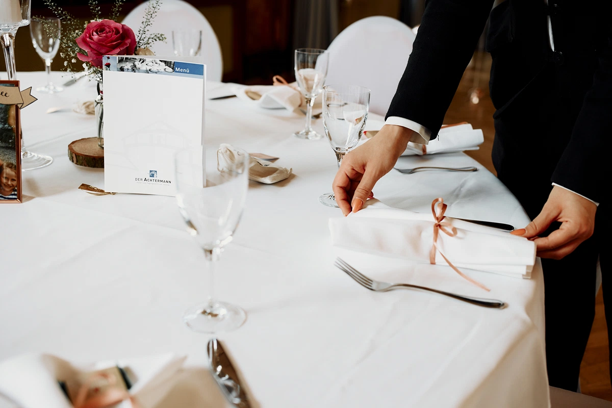 Weiß eingedeckte Tische in traditionellem Restaurant