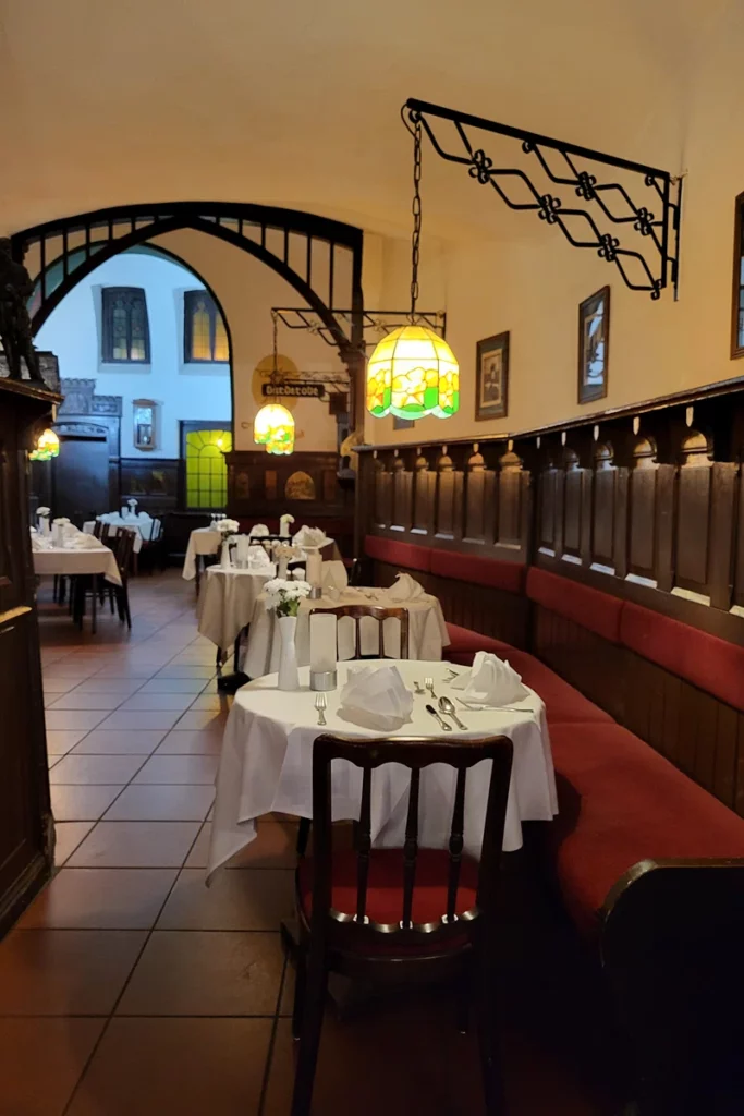Stilvolles Restaurant mit weißen Tischdecken und hohen Rundbögen