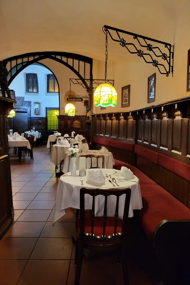 Stilvolles Restaurant mit weißen Tischdecken und hohen Rundbögen