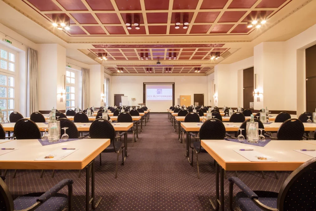 Gleicher Saal, Fokus auf mittleren Block mit Konferenztischen