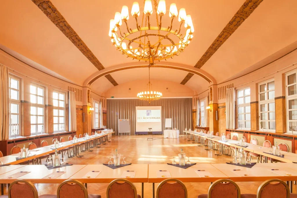 Saal mit Reihenbestuhlung und Bühne