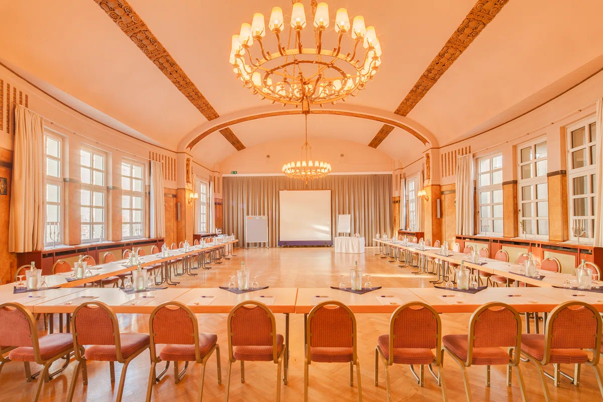 Historischer Festsaal mit Kronleuchter und U-Bestuhlung