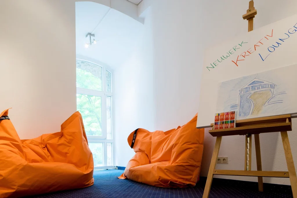 Tagungsraum im Achtermann mit Sitzsäcken in orange