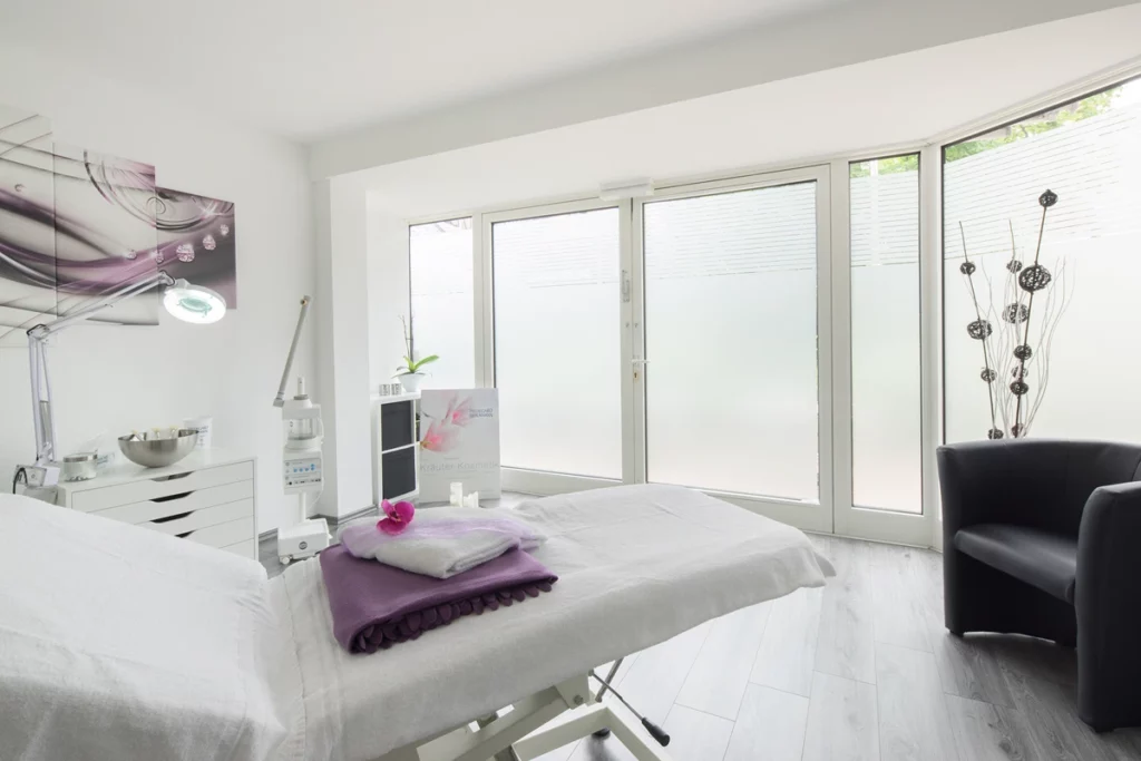 Beautybehandlungszimmer in hellem Design