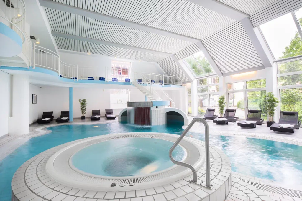 Poolbereich mit Whirlpool