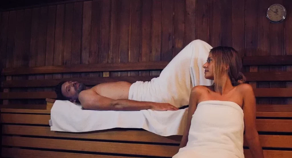 Pärchen entspannt in der Sauna