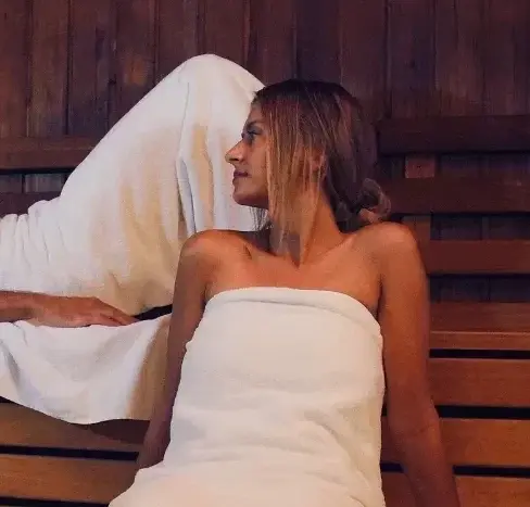 Pärchen entspannt in der Sauna